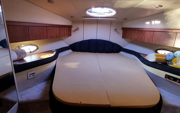Аренда моторной яхты Sunseeker 44 в Москве - каюта